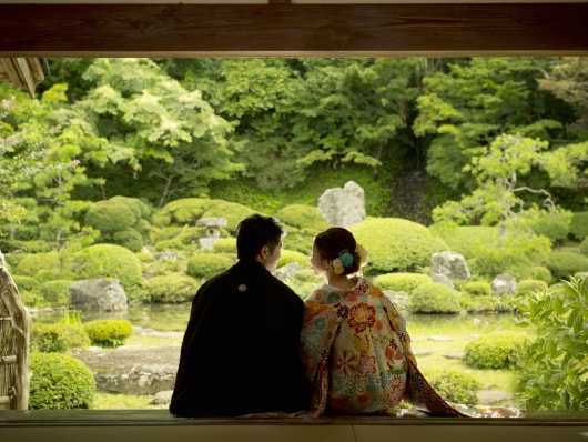 和装で寄り添う夫婦